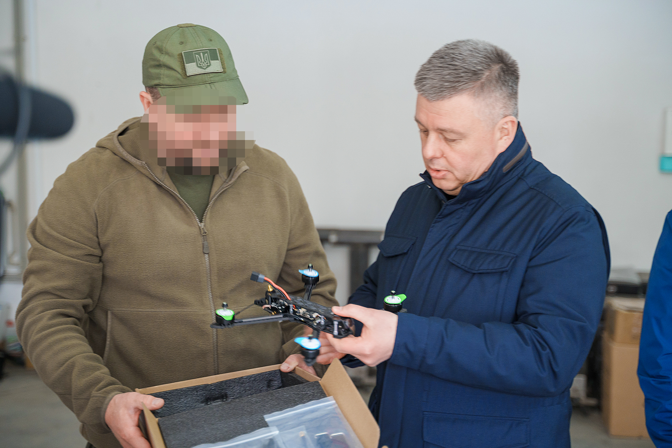 Секретар міської ради Павло Яблонський разом із депутатами ВМР та координаторами Міжрегіонального координаційного гуманітарного штабу Олександром Мельником, Петром Бабієм, Романом Андронійчуком та Олександром Чернегою передали  від громади 60 ударних FPV-дронів для бійців однієї зі штурмових бригад